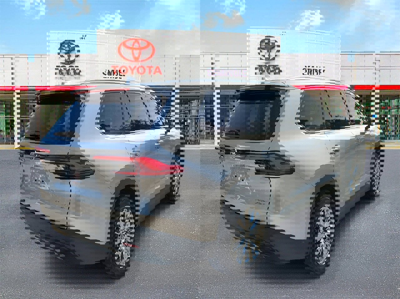 Used 2024 Toyota Grand Highlander Platinum image 2