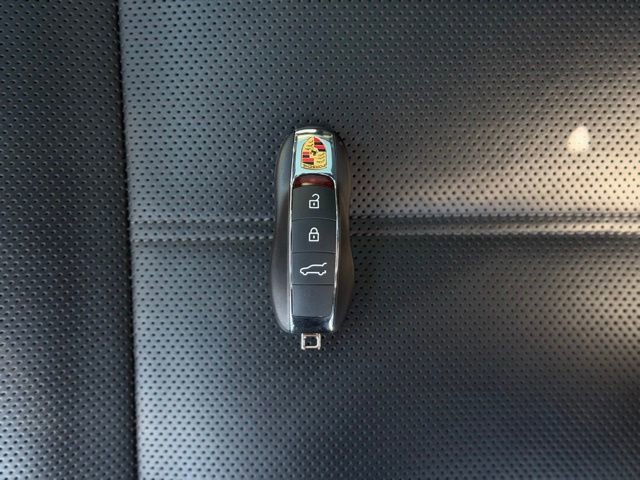Used 2025 Porsche Macan AWD/4WD image 76