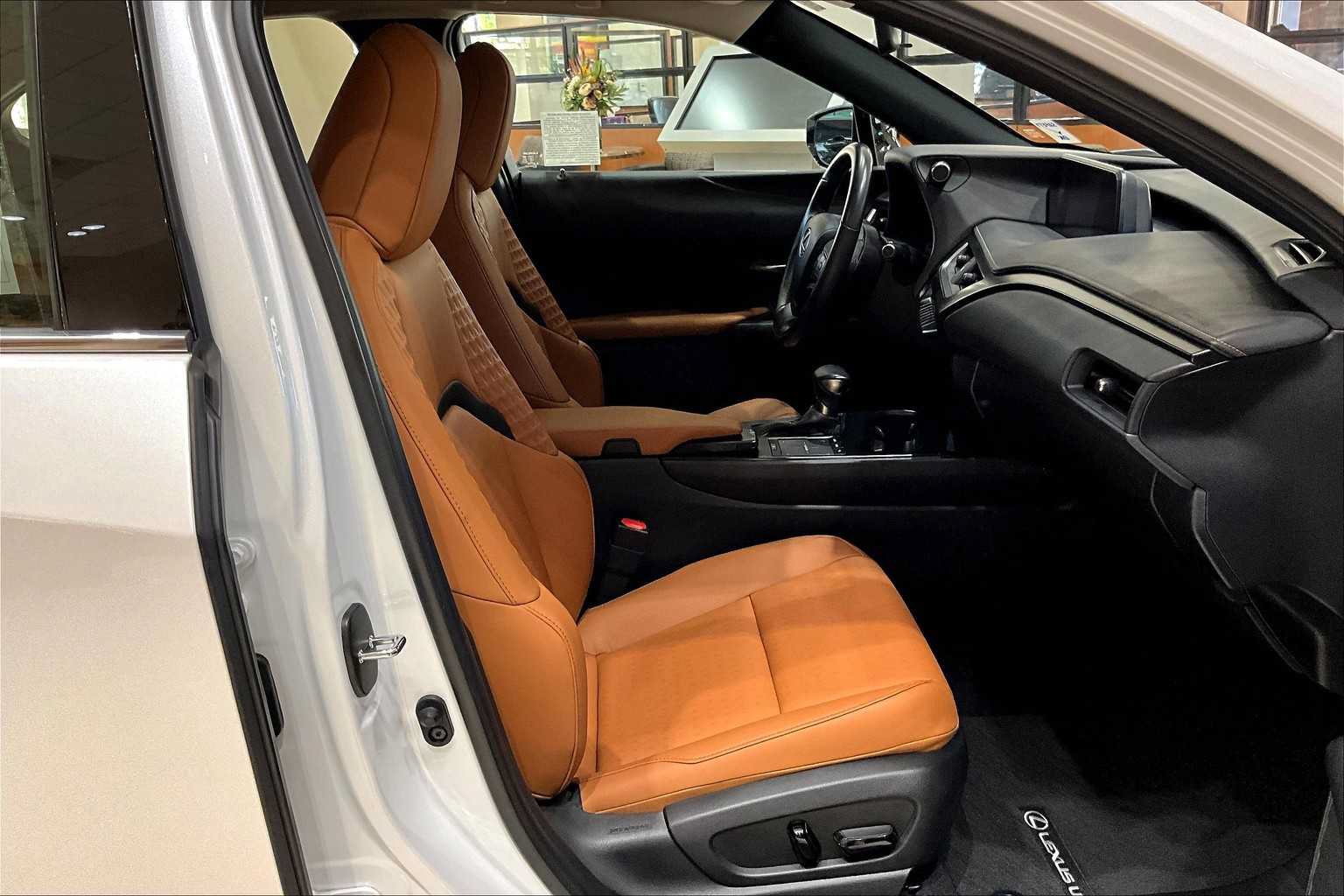 Used 2022 Lexus UX 200 w/ Accessory Package (Z1) FWD image 8