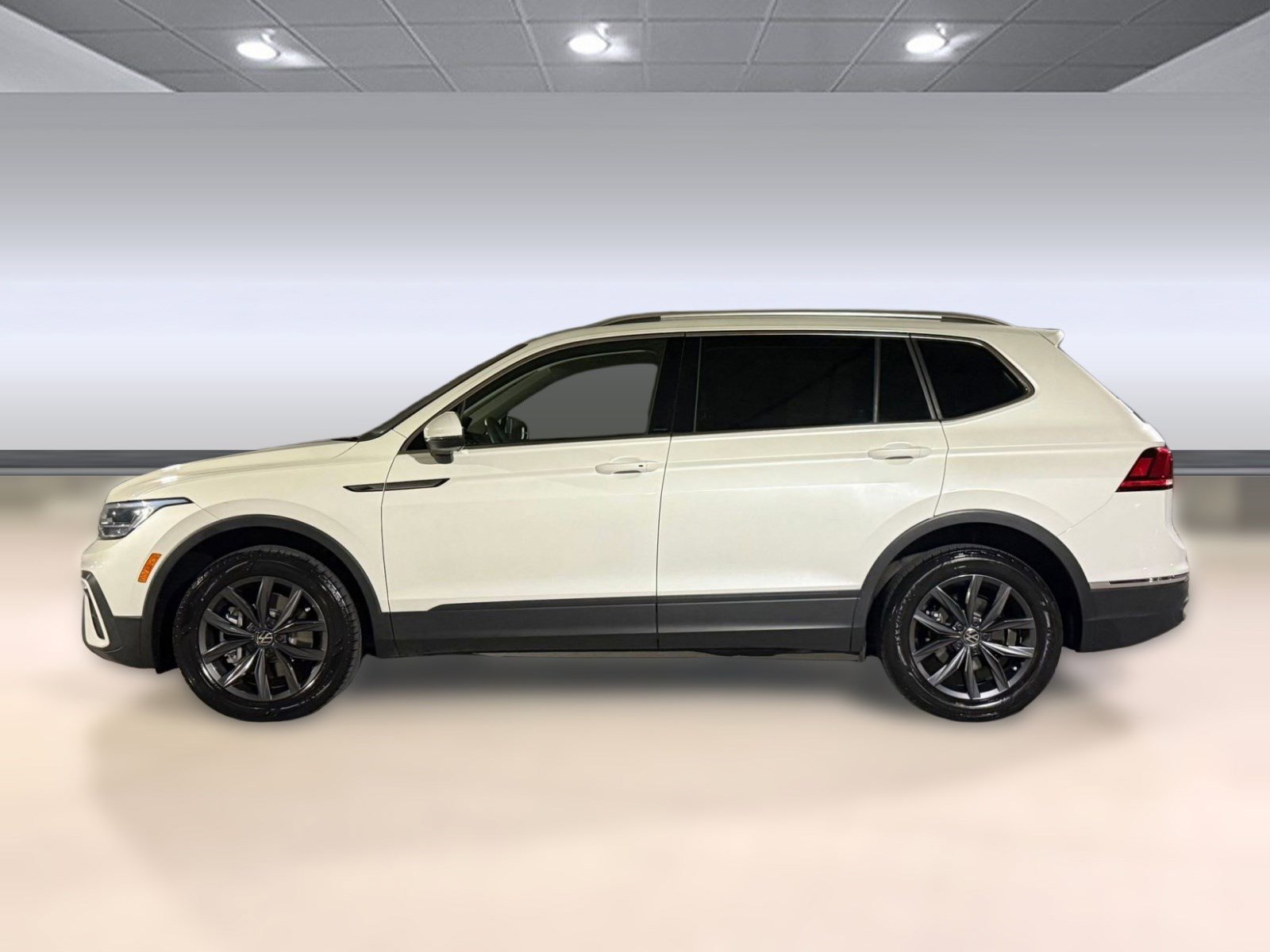 Used 2023 Volkswagen Tiguan SE image 2