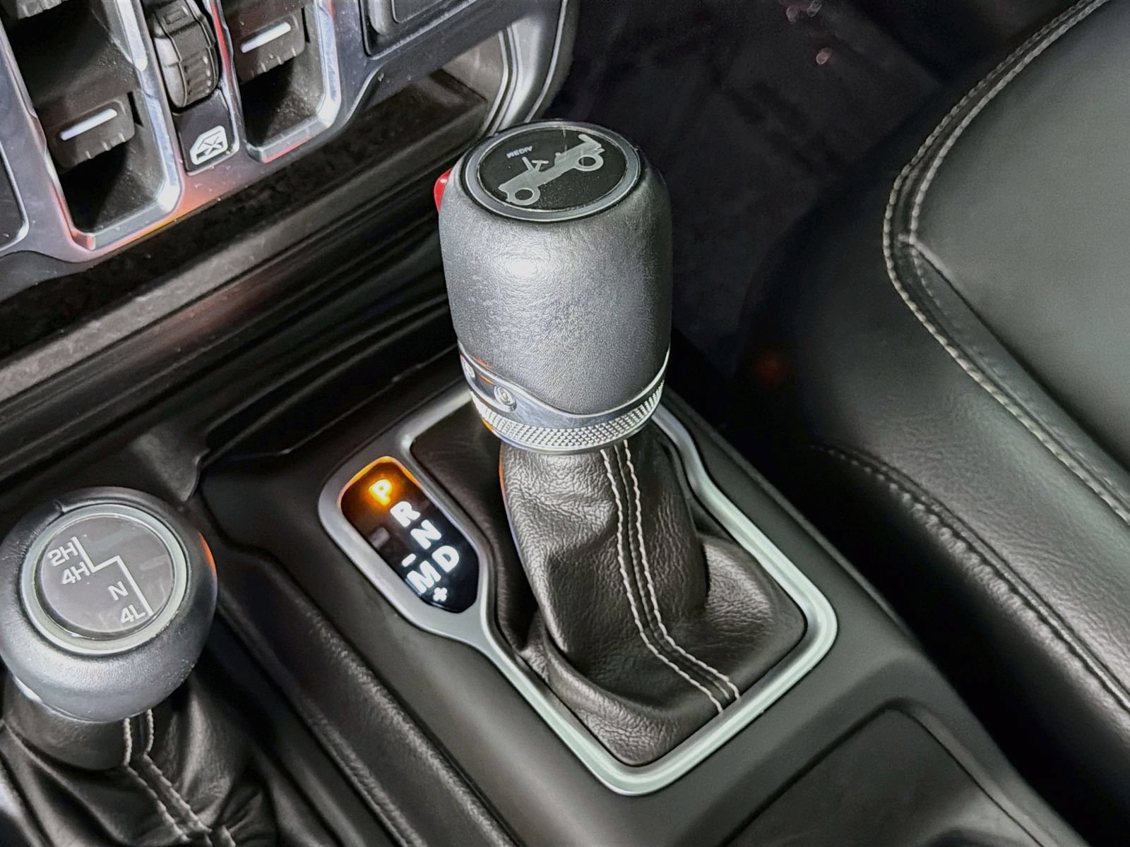 Used 2018 Jeep Wrangler Unlimited Sahara AWD/4WD image 16