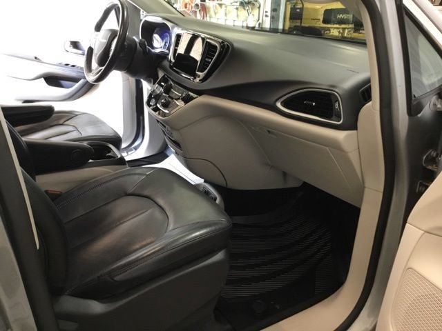 Used 2021 Chrysler Pacifica Touring-L FWD image 46