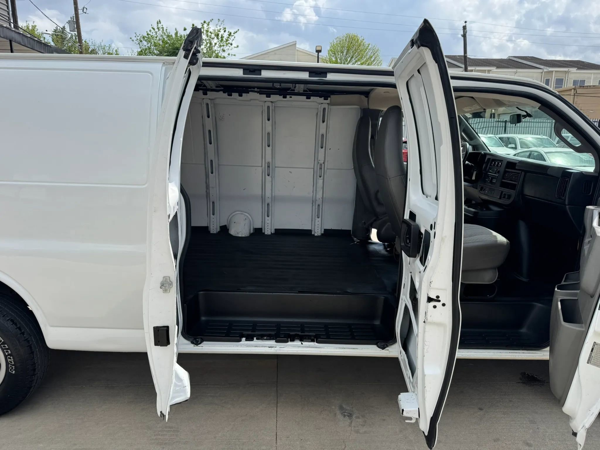 Used 2016 Chevrolet Express 3500 Extended image 28