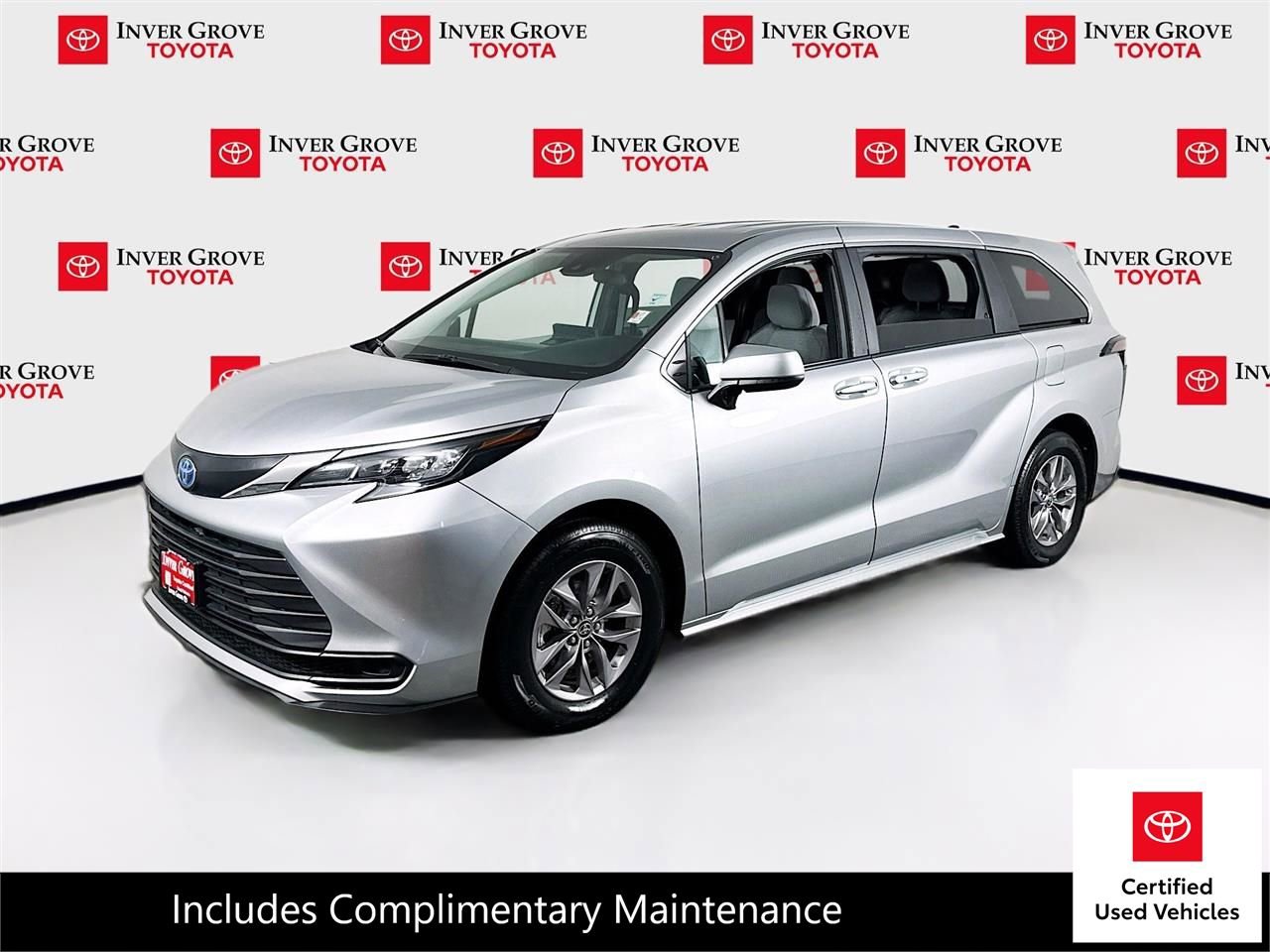 Certified 2025 Toyota Sienna LE image 1