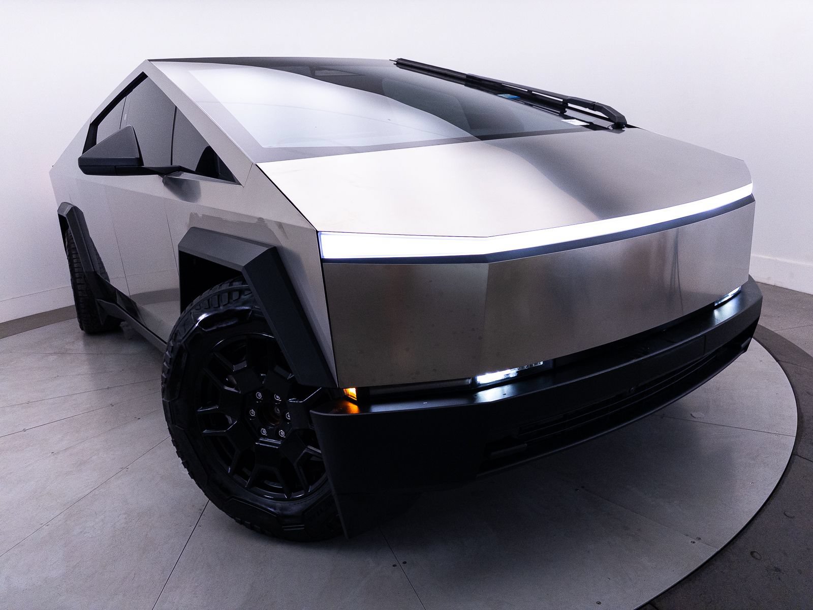 Used 2024 Tesla Cybertruck AWD Crew Cab image 9
