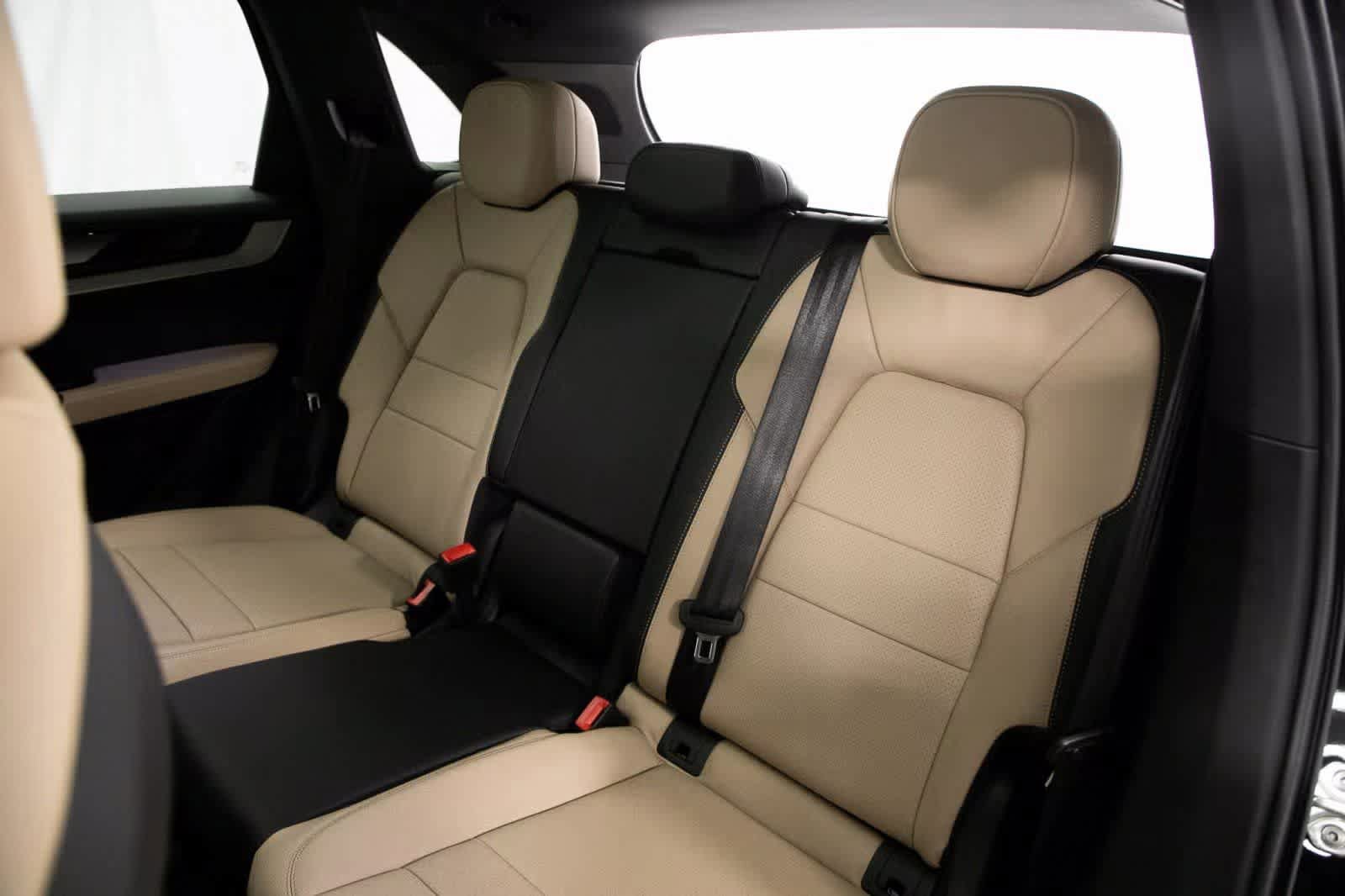 Certified 2025 Porsche Cayenne AWD/4WD image 30