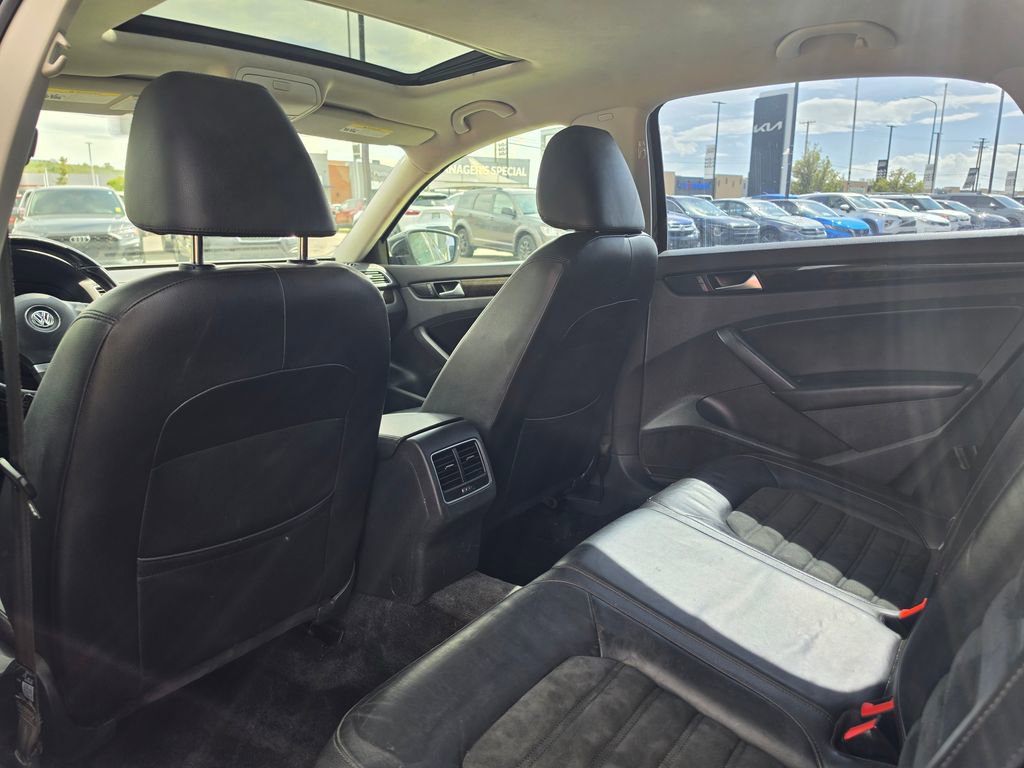 Used 2015 Volkswagen Passat TDI SEL Premium image 12