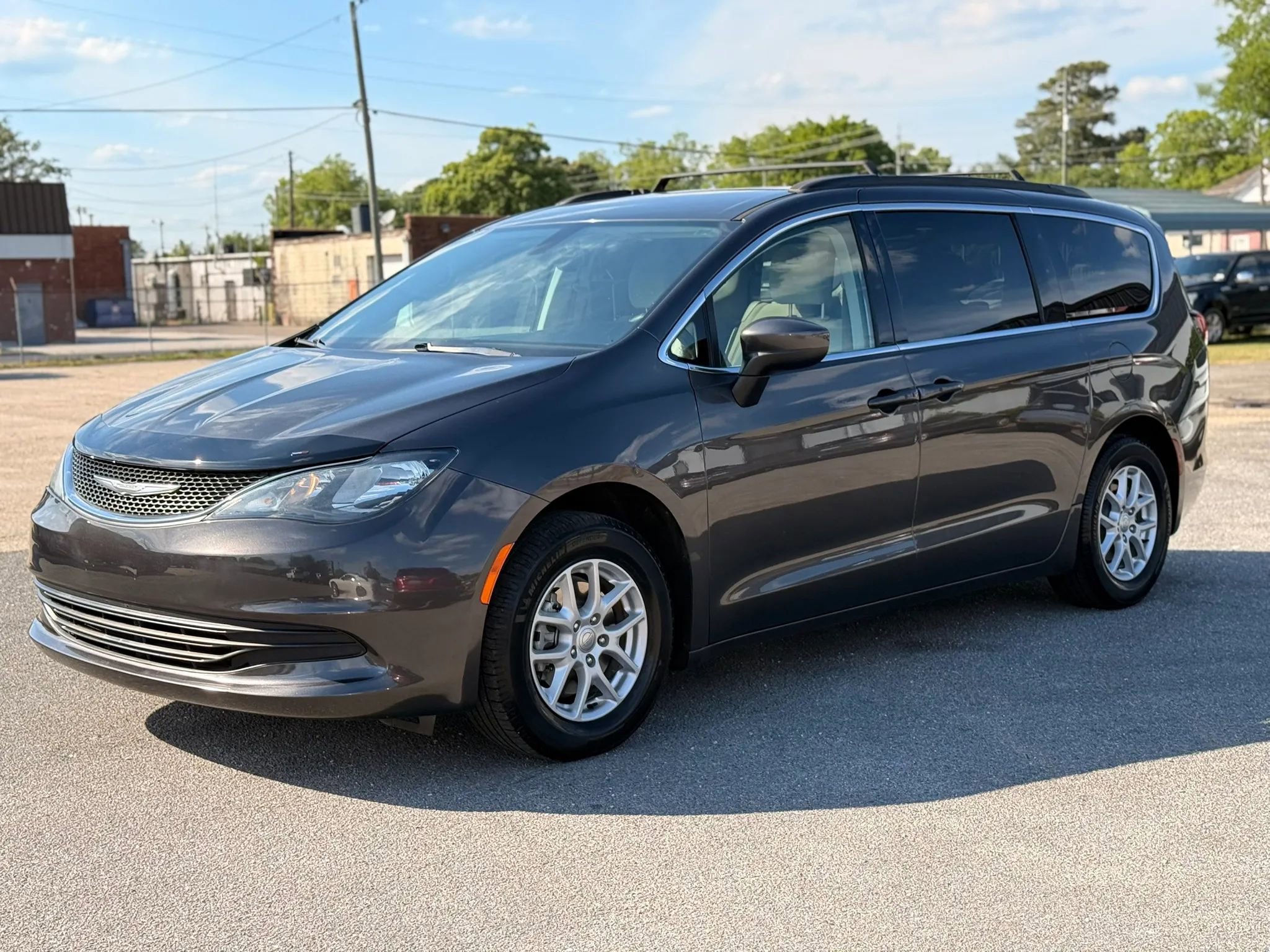 Used 2017 Chrysler Pacifica Touring FWD image 5