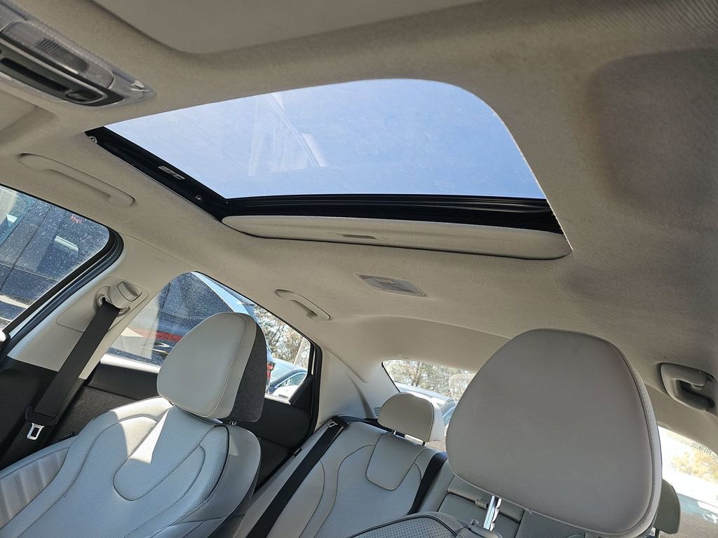 Used 2025 Hyundai Elantra Limited FWD image 4
