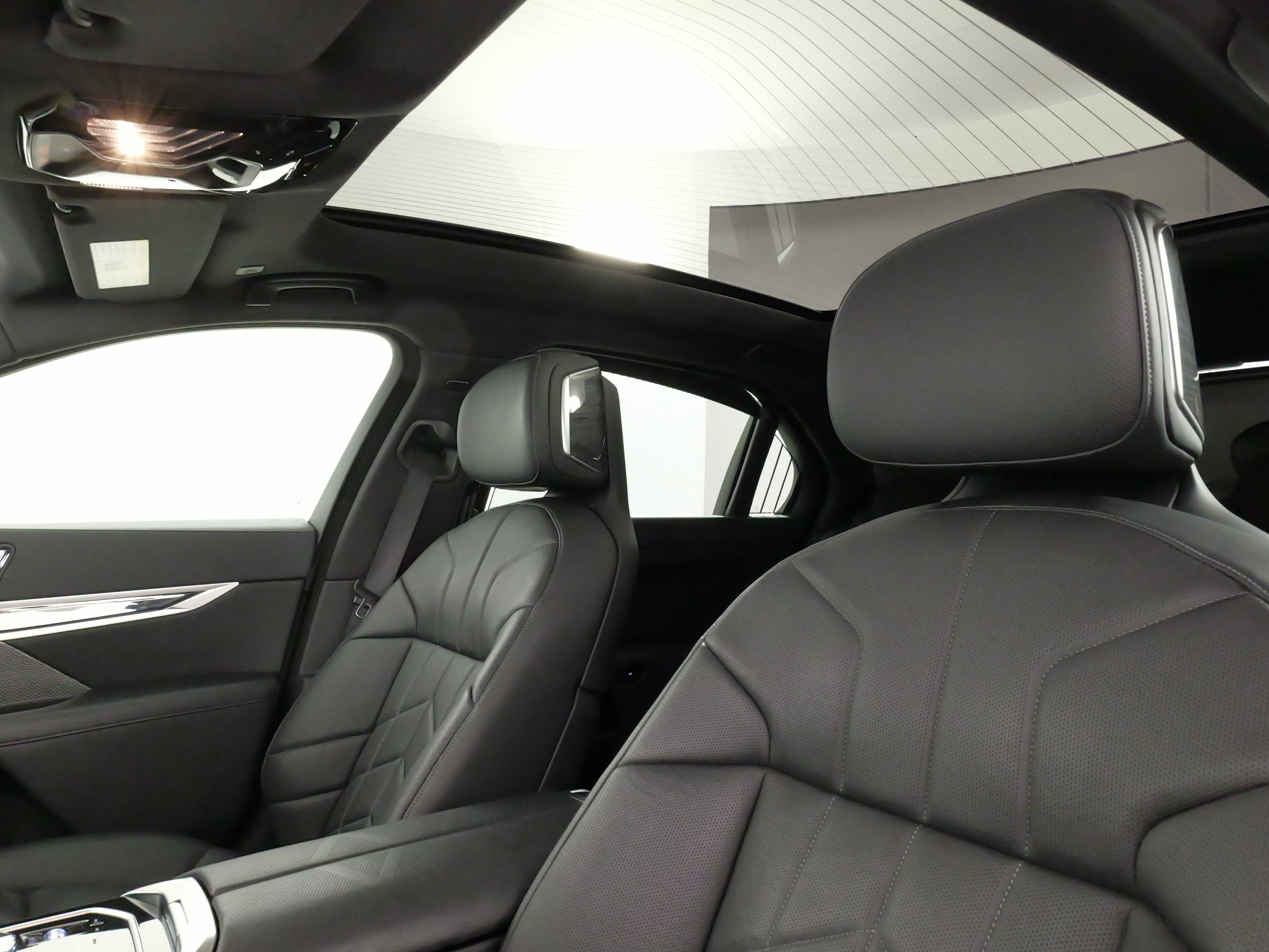 Used 2023 BMW 740i w/ Executive Package RWD image 33