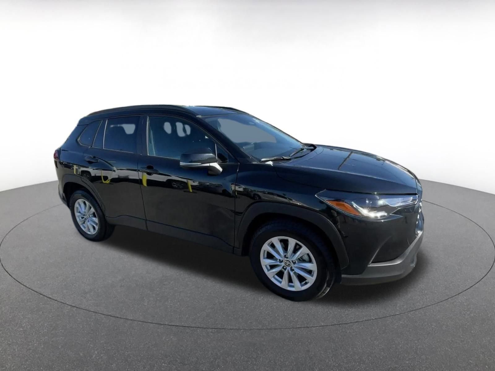 Used 2025 Toyota Corolla Cross LE video 2