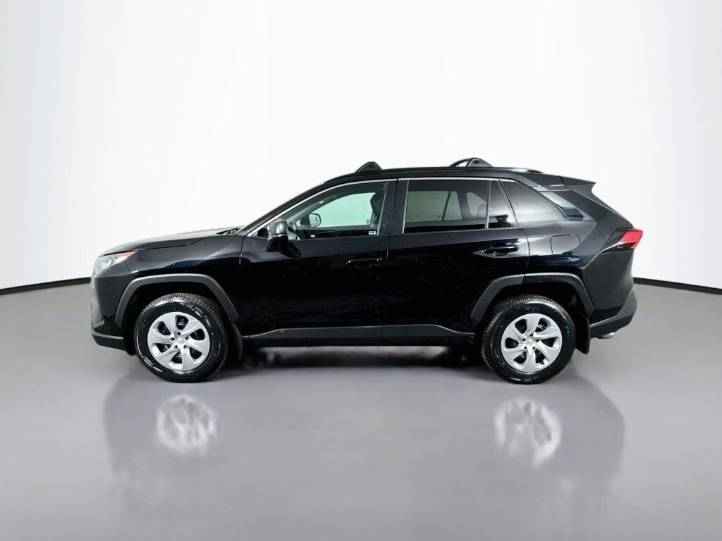 Used 2021 Toyota RAV4 LE FWD image 2