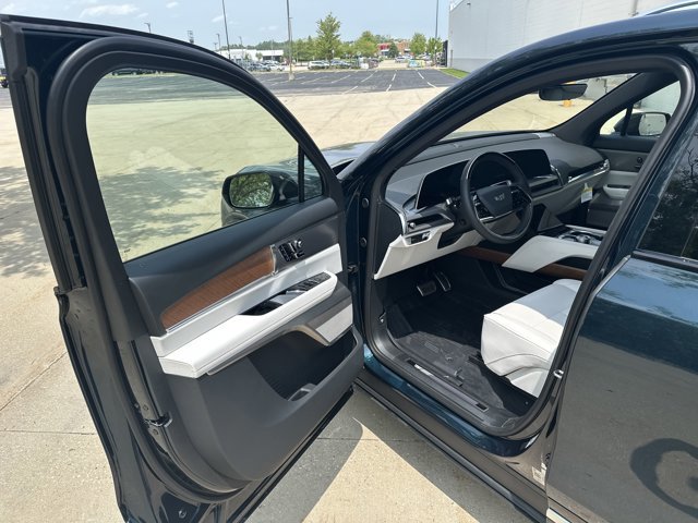 New 2026 Cadillac Vistiq Luxury w/ LPO, Floor Liner Package image 9