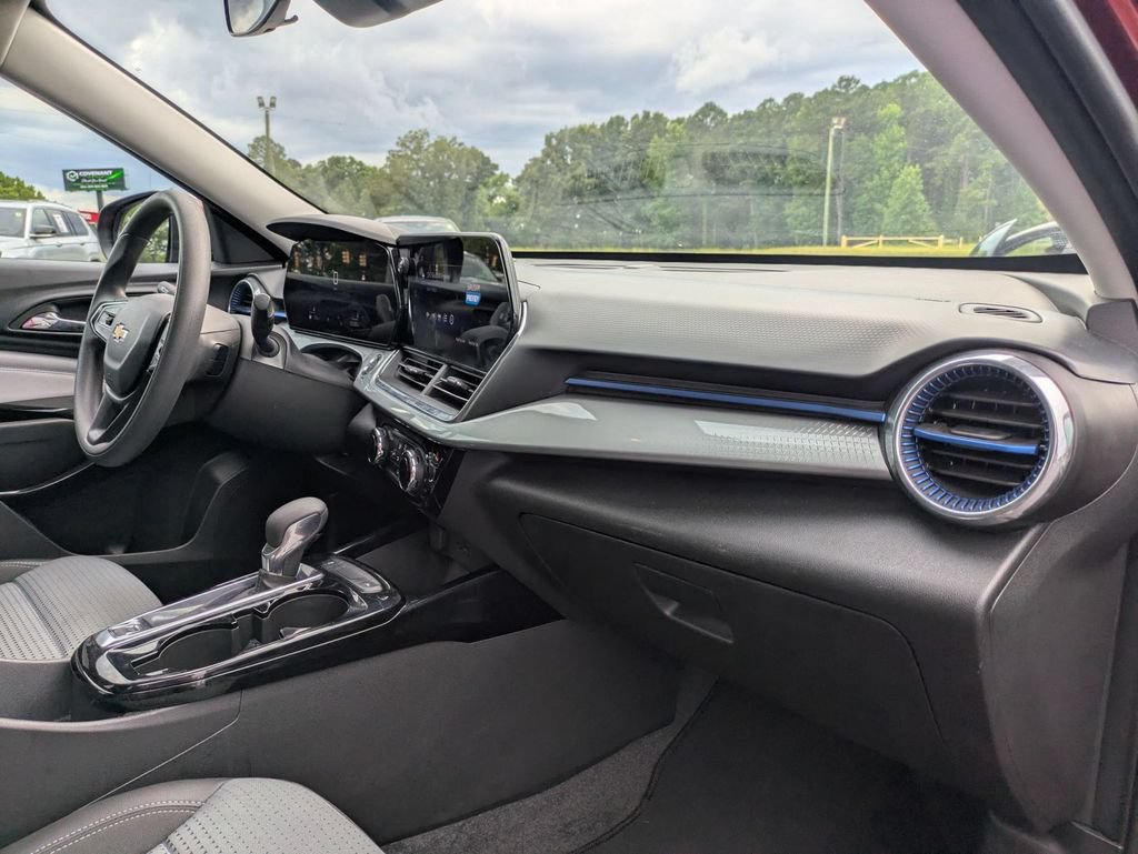 Used 2025 Chevrolet Trax LT FWD image 35
