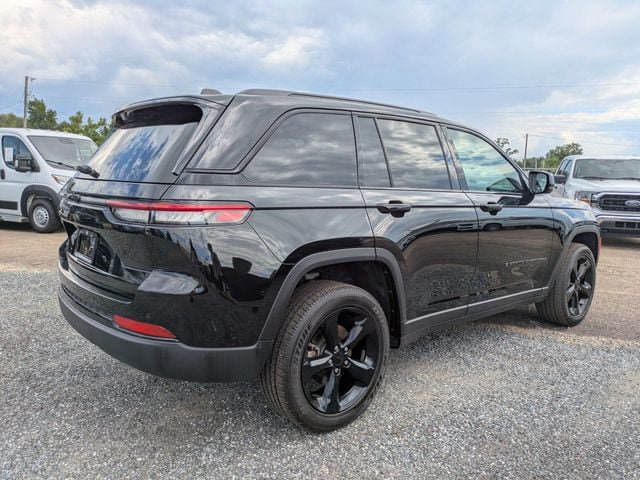 Used 2025 Jeep Grand Cherokee Altitude AWD/4WD image 4