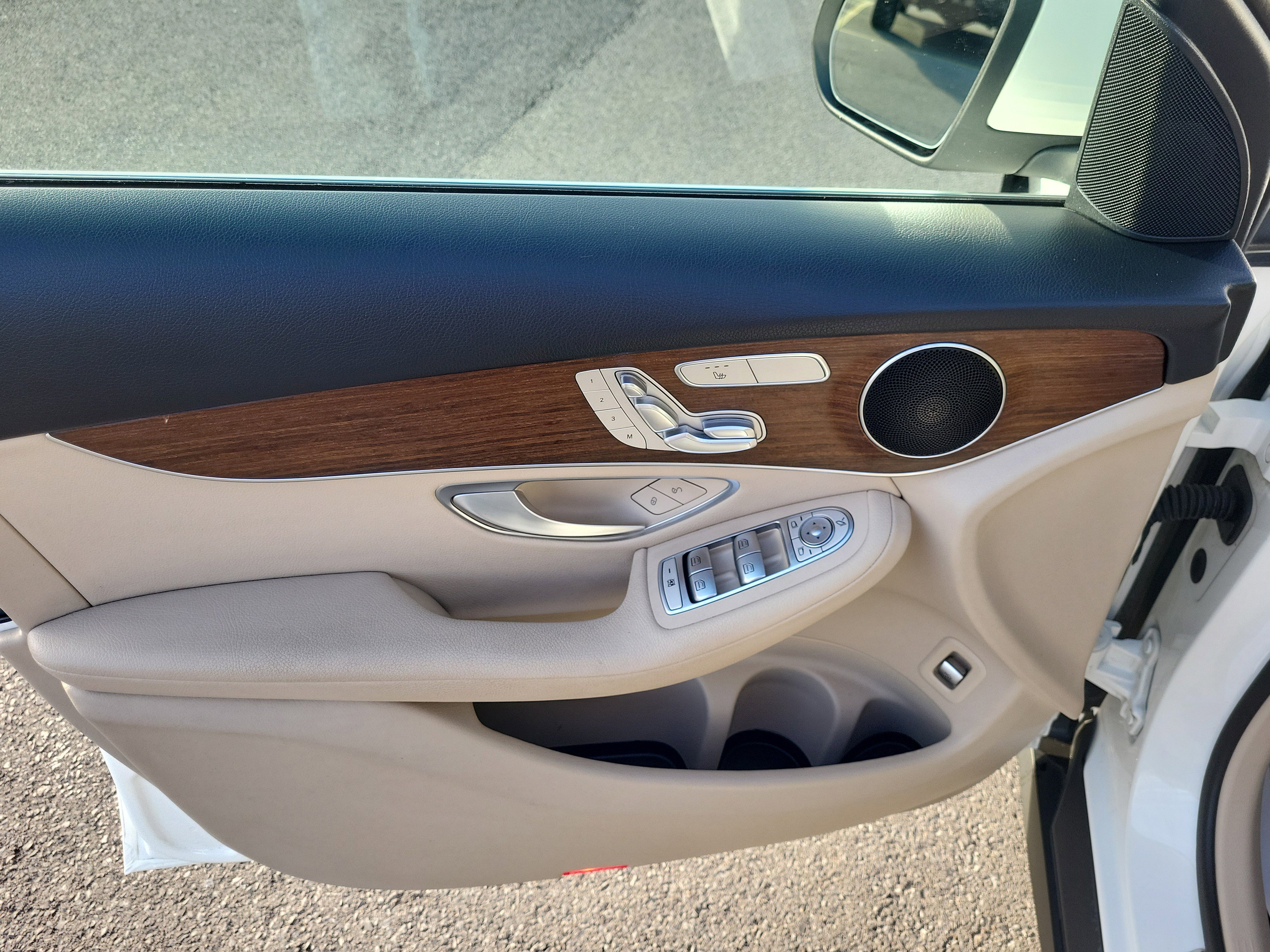 Used 2022 Mercedes-Benz GLC 300 4MATIC image 3