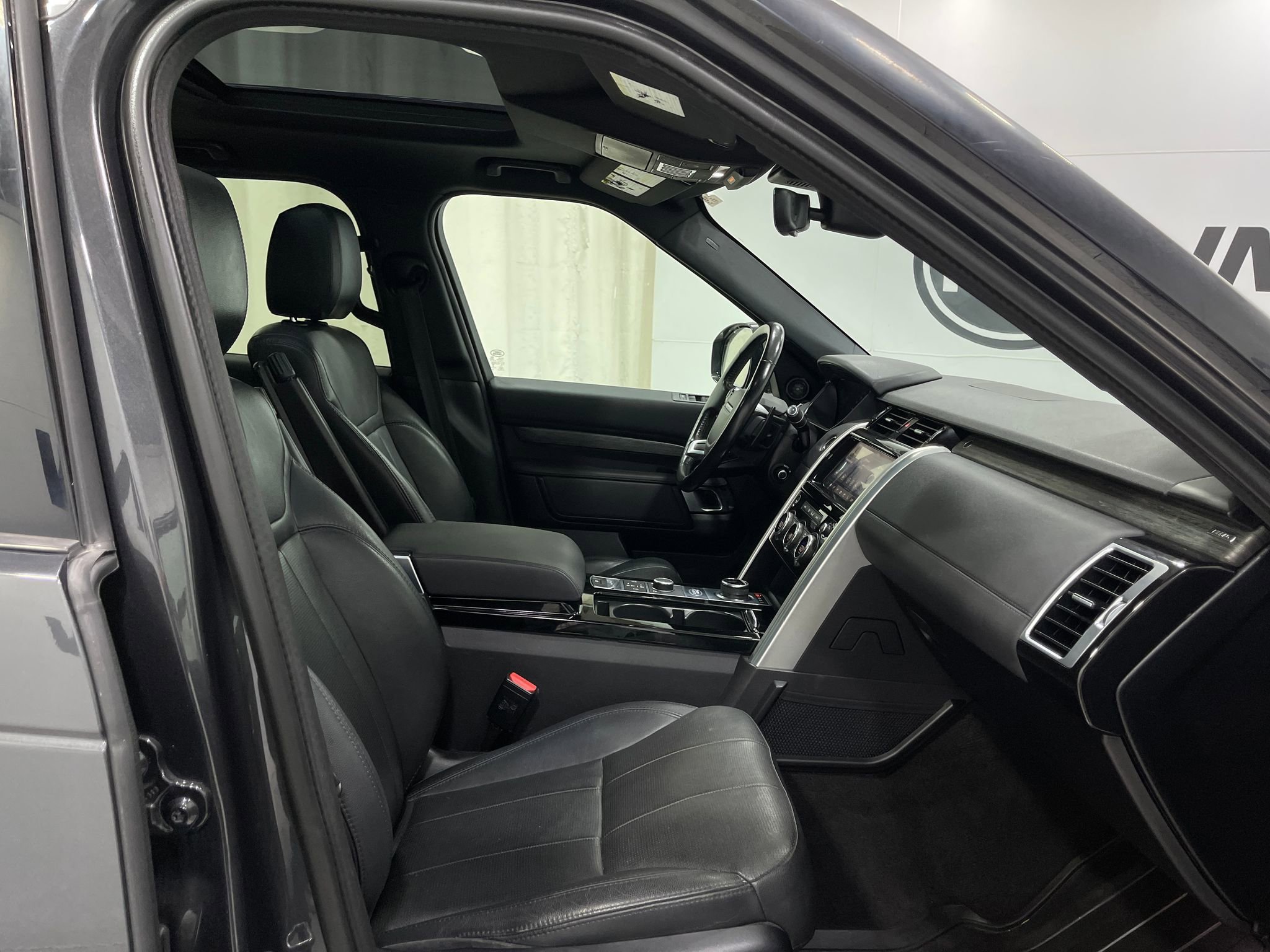 Used 2020 Land Rover Discovery HSE AWD/4WD image 34