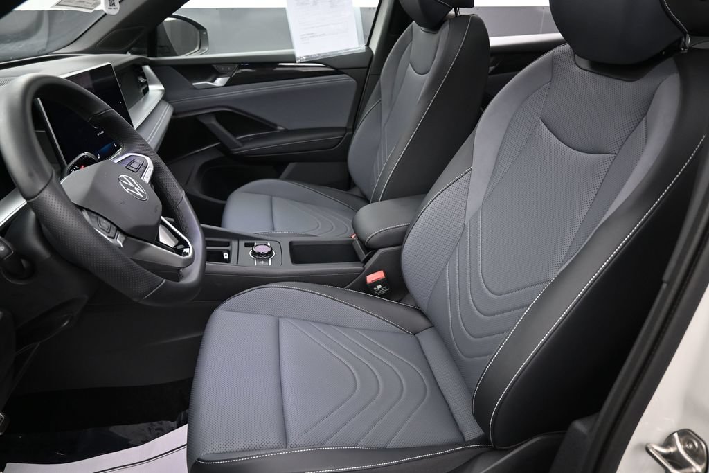 Used 2025 Volkswagen Tiguan SE R-Line FWD image 19