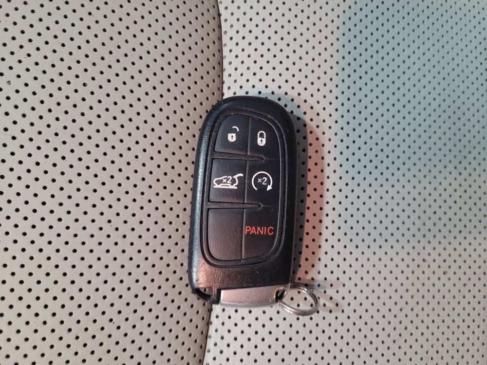 Used 2019 Jeep Cherokee Limited w/ Technology Group image 32