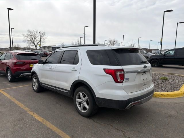 Used 2017 Ford Explorer XLT w/ Equipment Group 202A AWD/4WD image 8