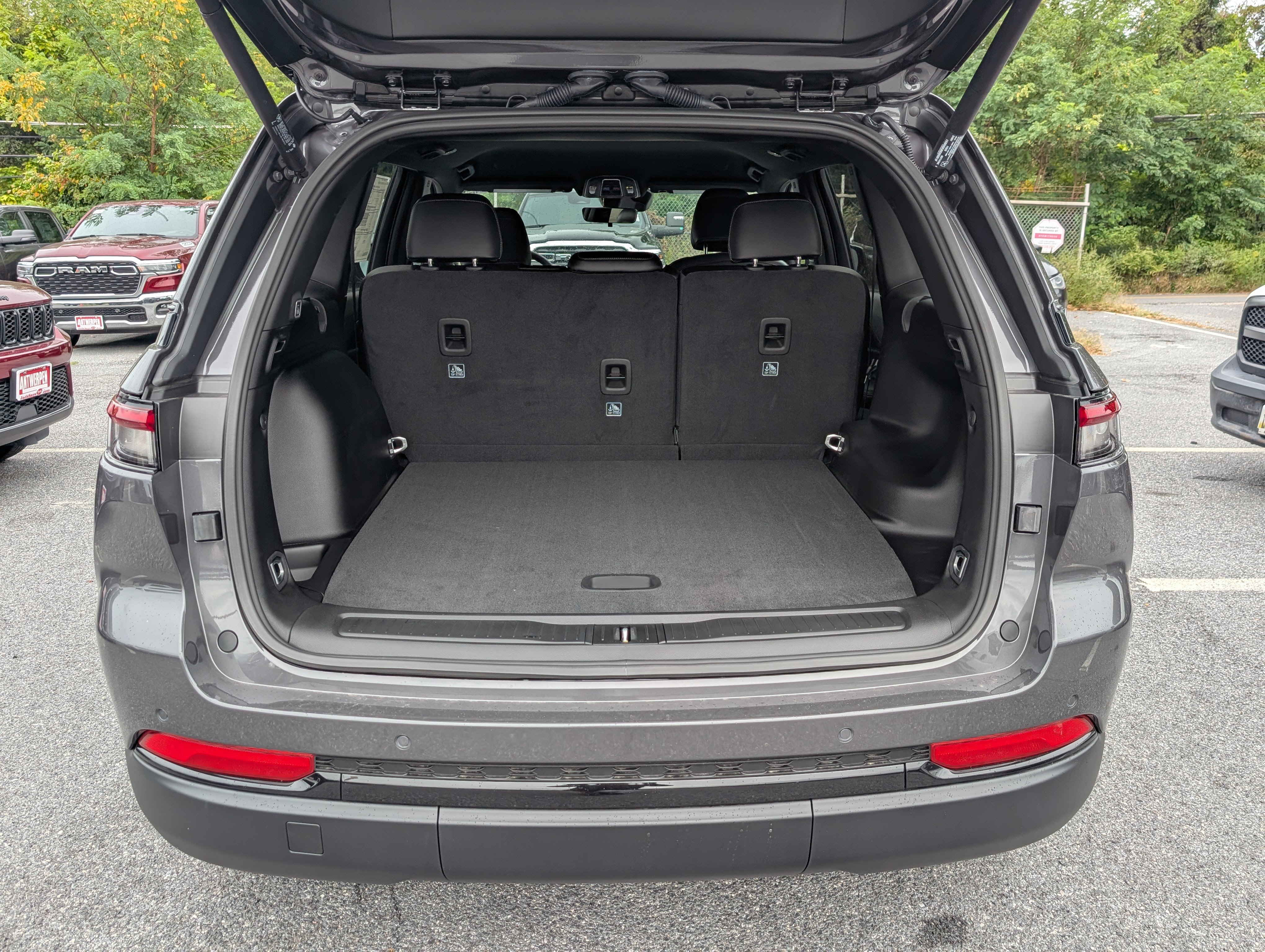 New 2025 Jeep Grand Cherokee Altitude AWD/4WD image 11