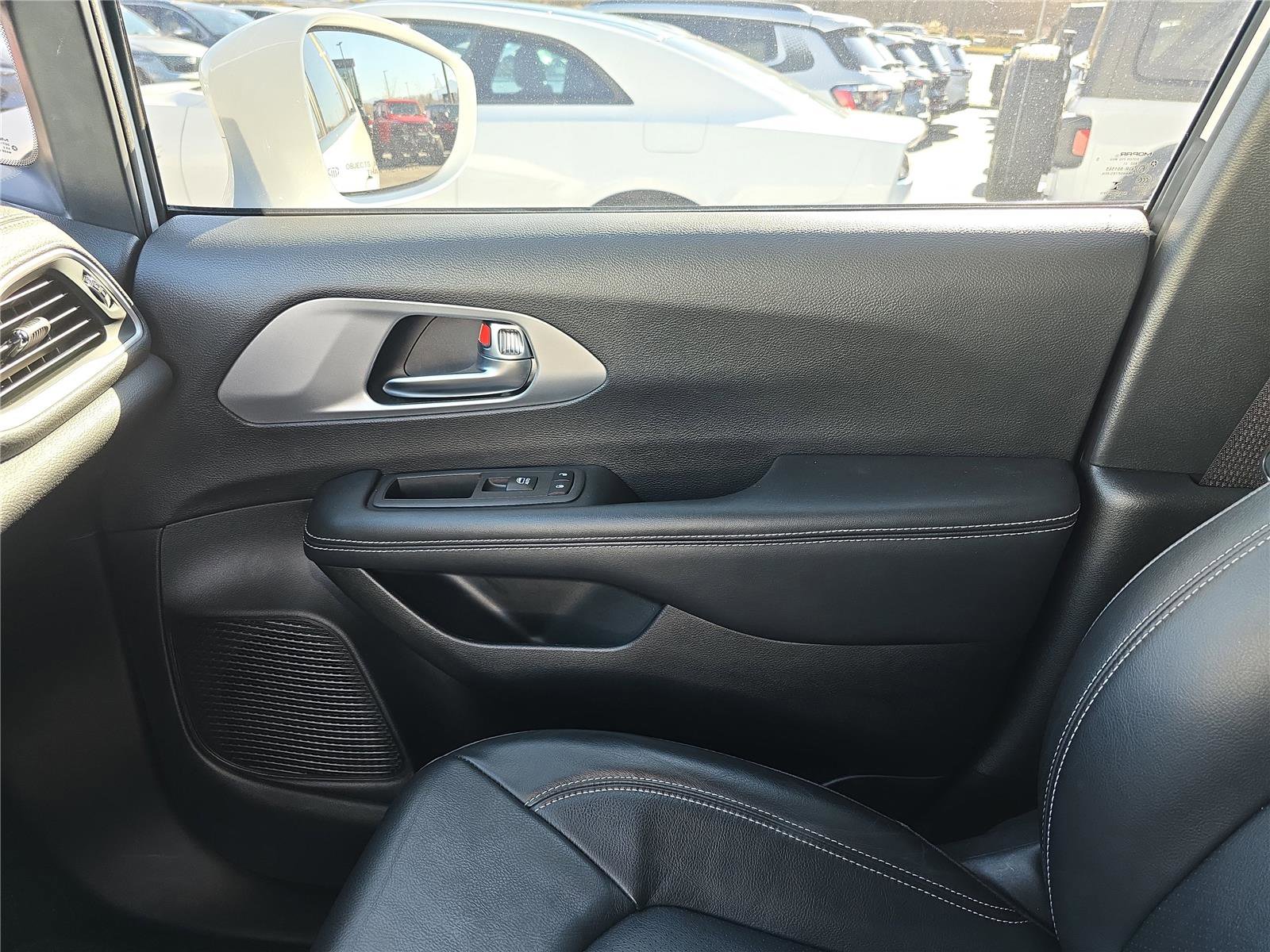 Used 2022 Chrysler Pacifica Touring-L w/ S Appearance Package image 24