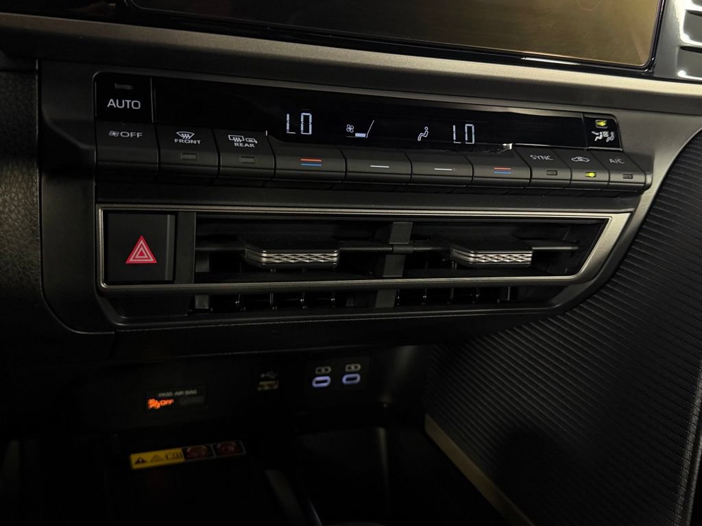 Used 2025 Toyota Camry SE w/ Convenience Package FWD image 21
