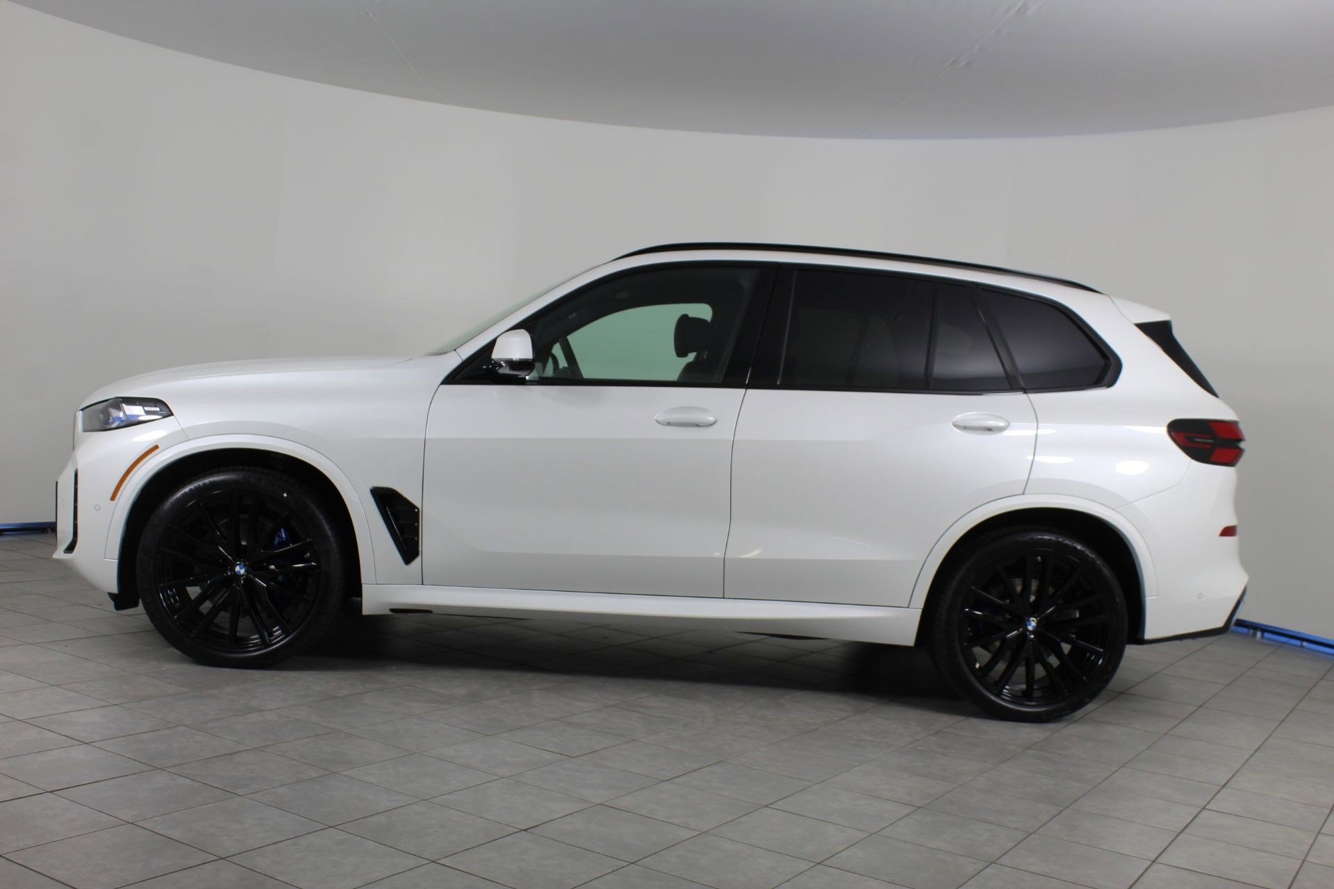 New 2026 BMW X5 xDrive40i w/ M Sport Package AWD/4WD image 2