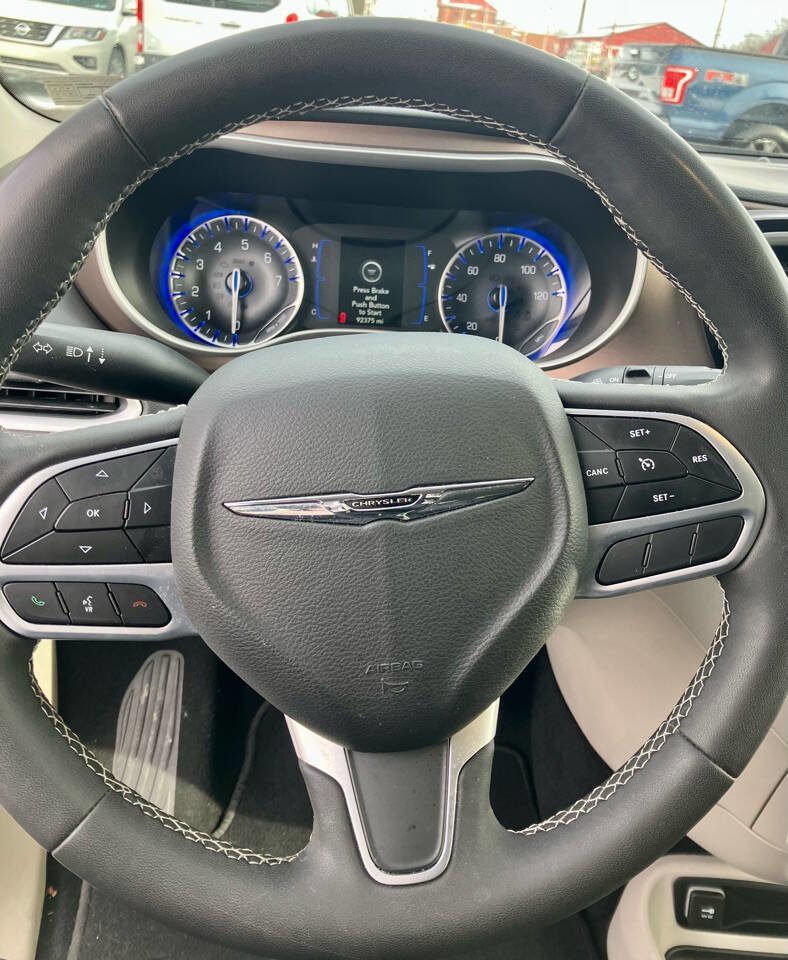 Used 2022 Chrysler Voyager LX image 8