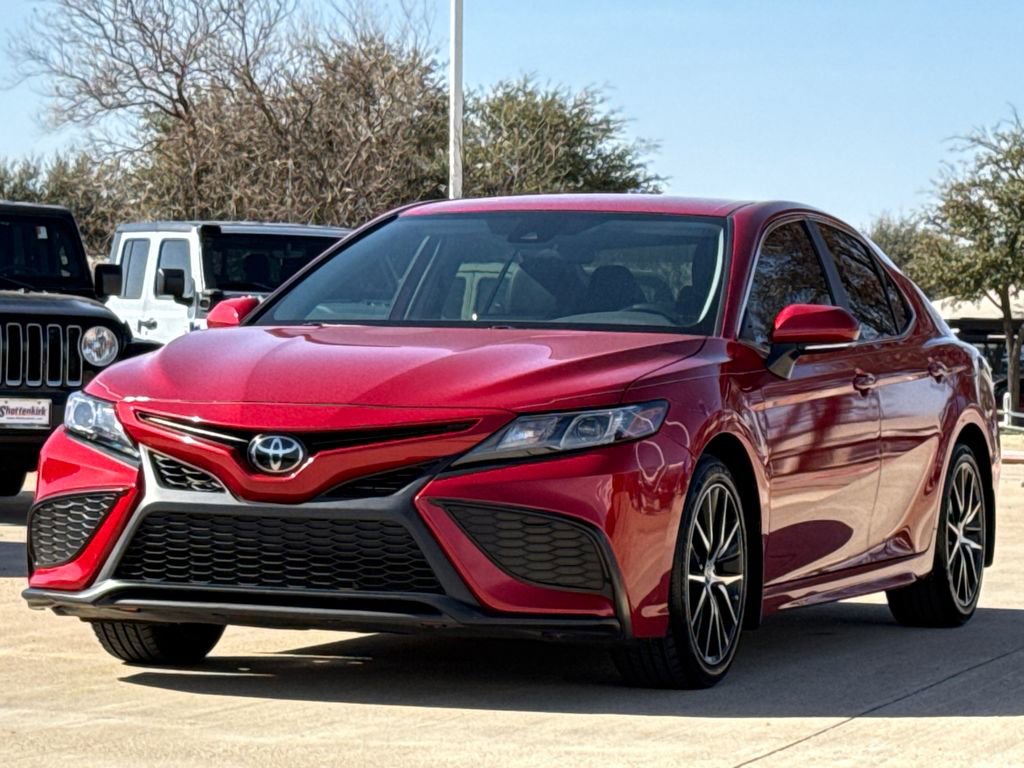 Used 2024 Toyota Camry SE image 3