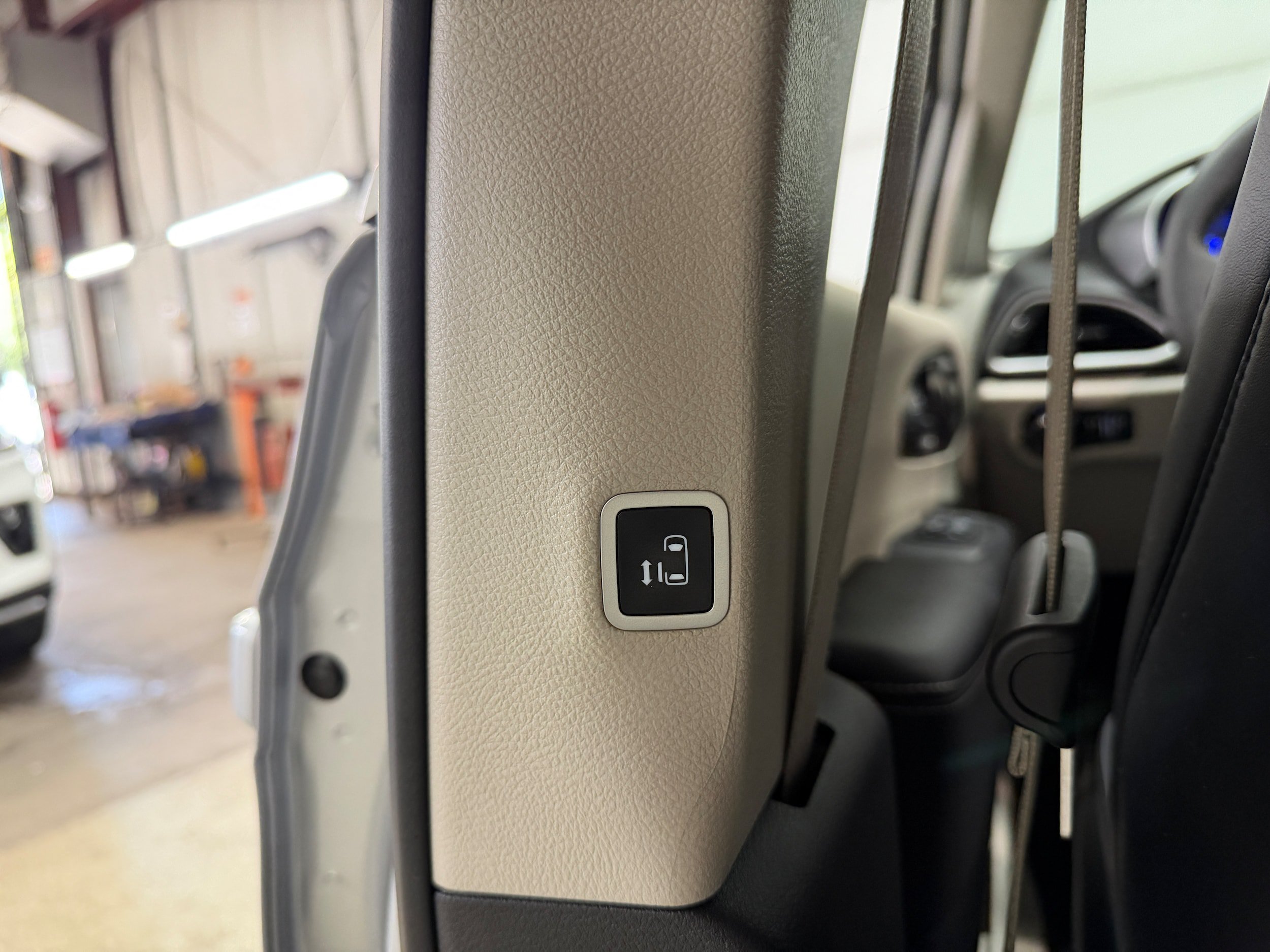 Used 2024 Chrysler Pacifica Touring-L FWD image 12