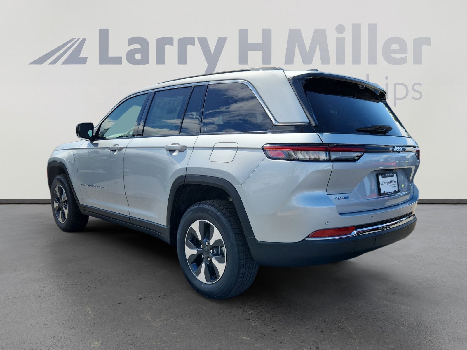 New 2025 Jeep Grand Cherokee Limited 4xe w/ Luxury Tech Group II image 3