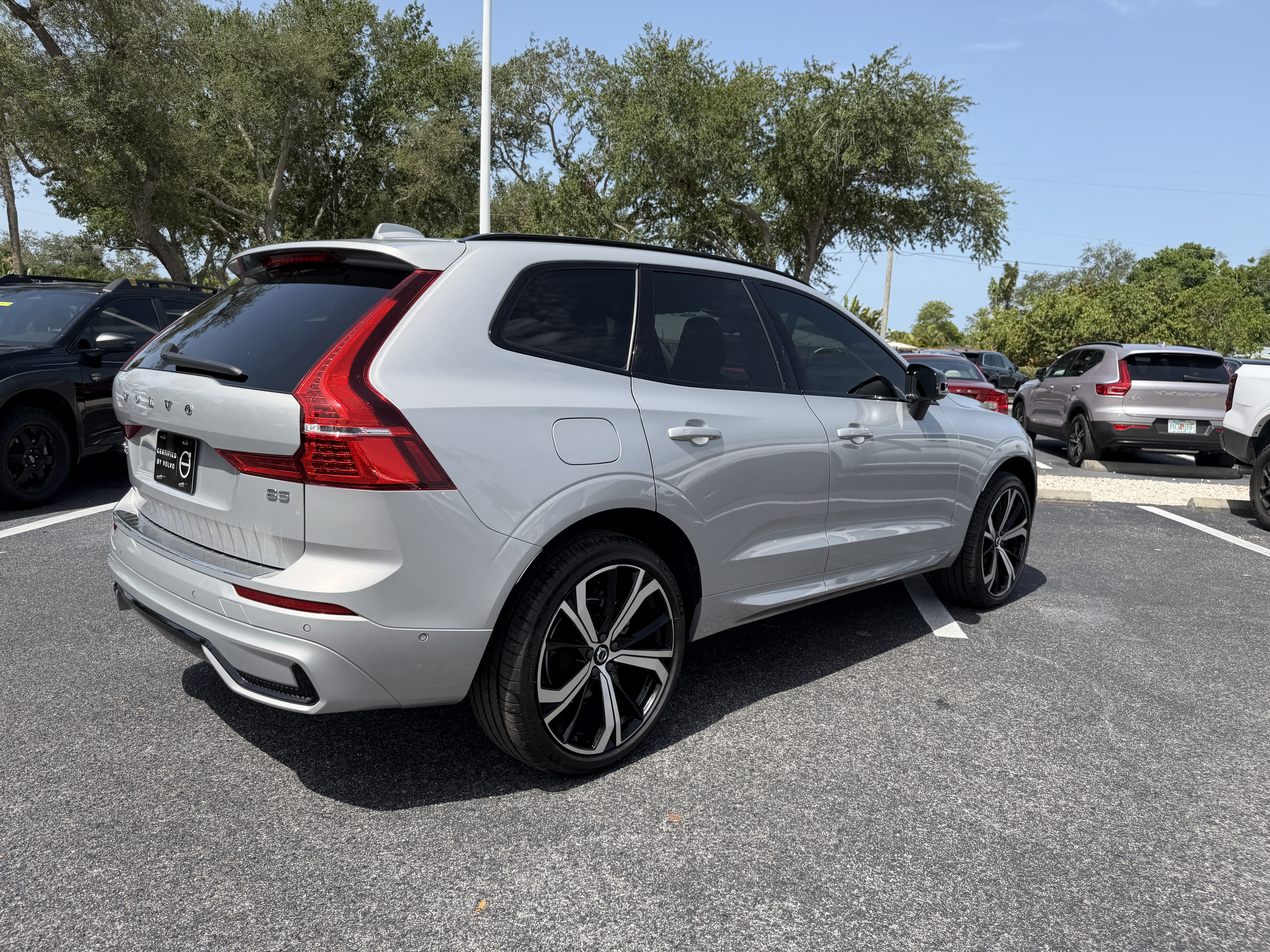 Certified 2023 Volvo XC60 B5 Ultimate w/ Climate Package FWD image 3