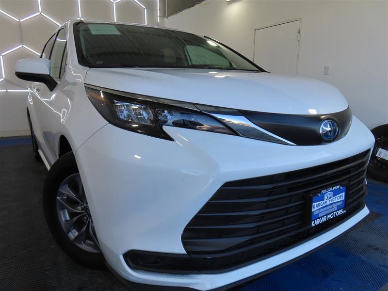 Used 2024 Toyota Sienna LE image 3