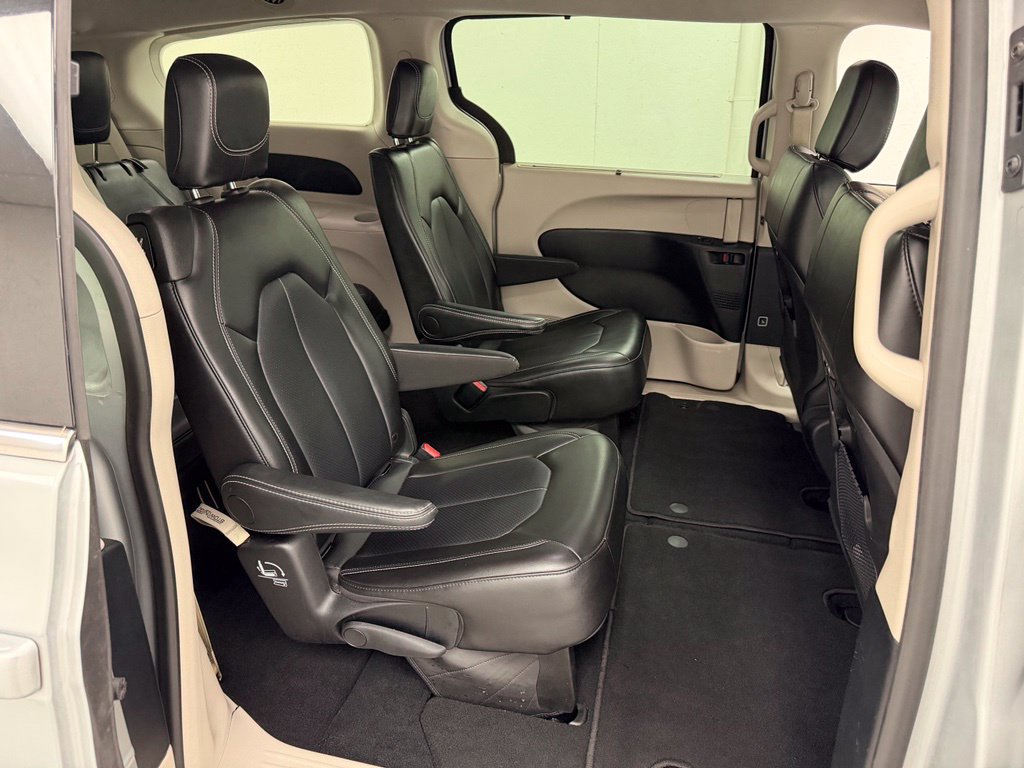 Used 2024 Chrysler Pacifica Touring-L FWD image 14