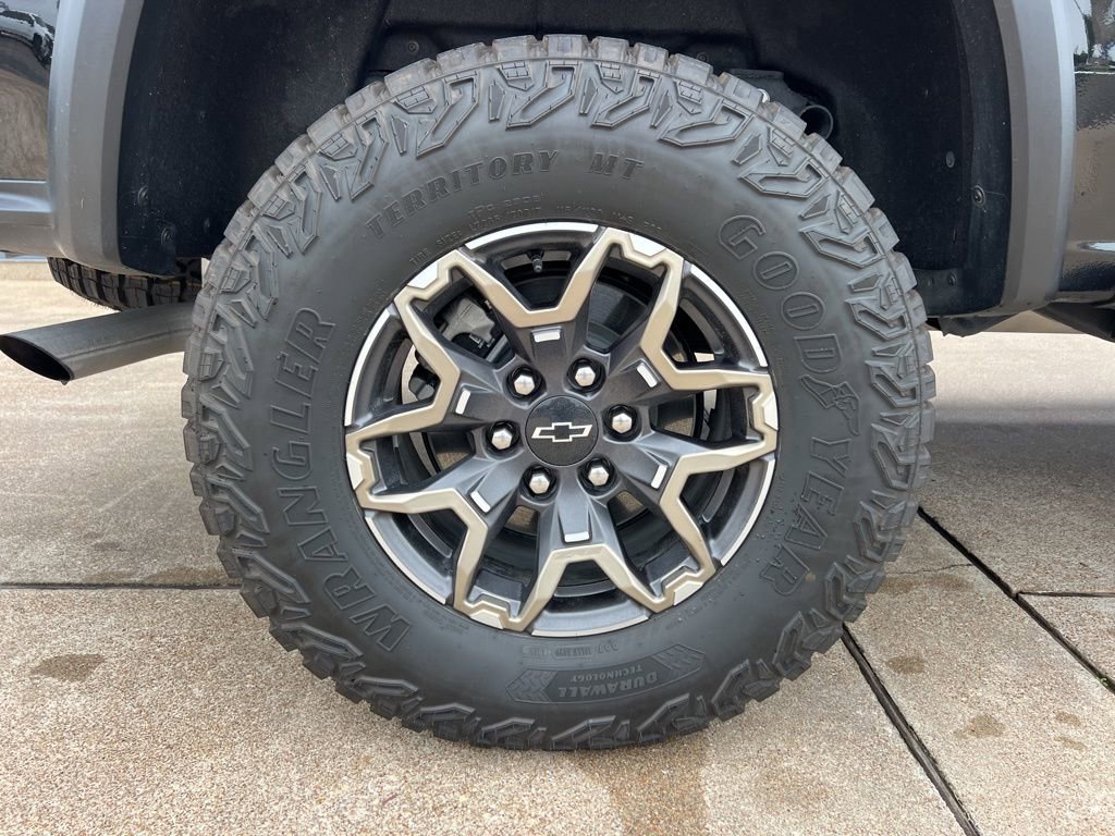 Used 2025 Chevrolet Colorado ZR2 w/ Technology Package AWD/4WD image 10