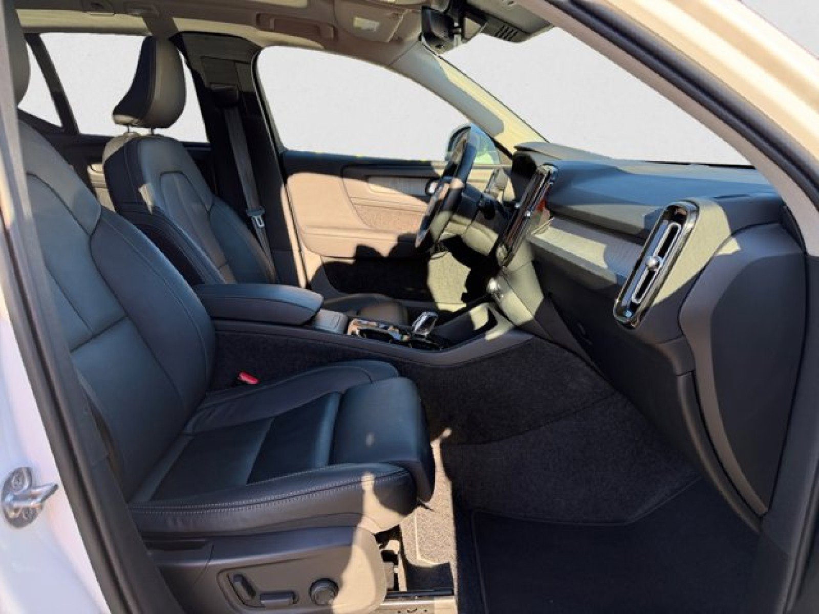 Used 2025 Volvo XC40 B5 Plus image 20