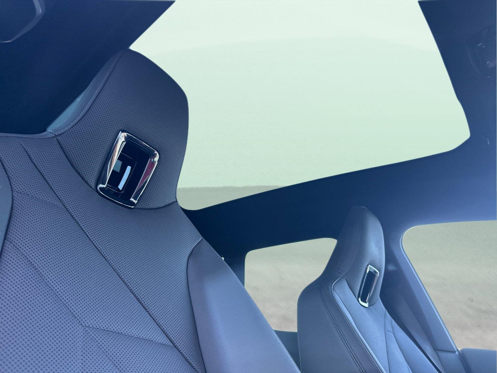 Used 2023 BMW iX xDrive50 w/ Premium Package image 17