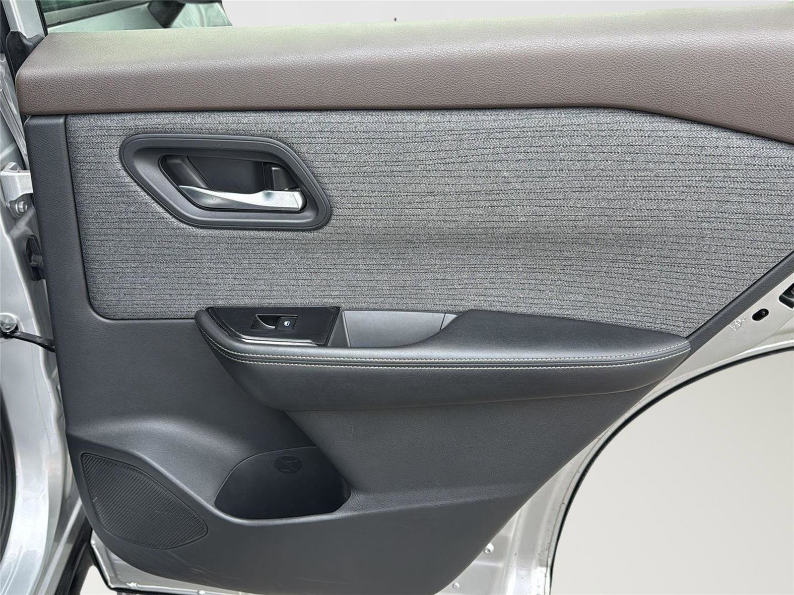 Used 2022 Nissan Rogue SV image 32