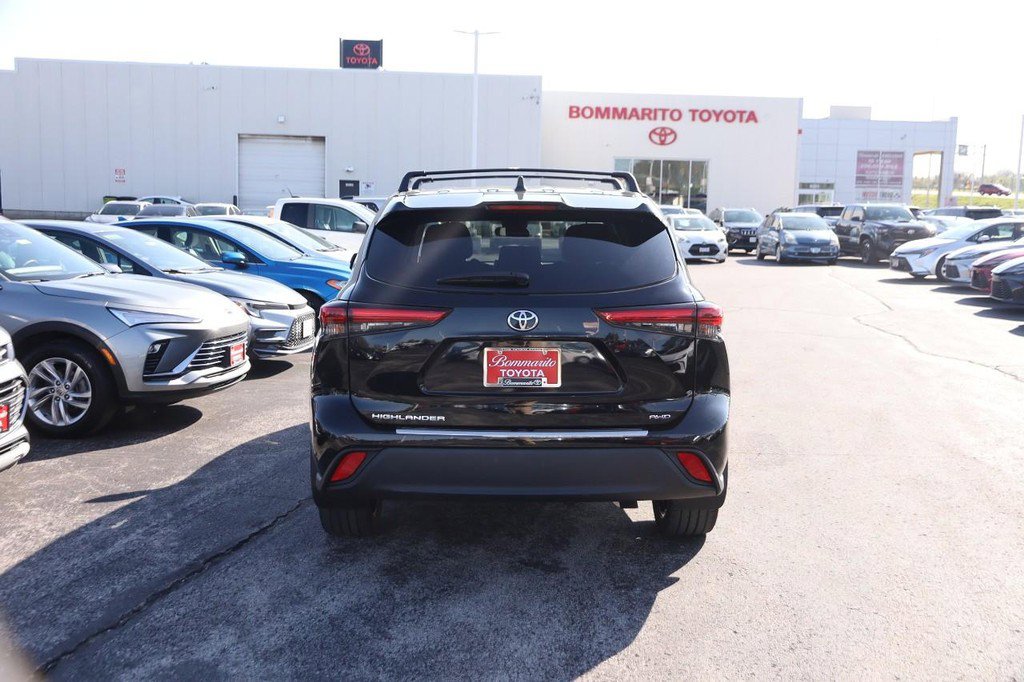 Used 2023 Toyota Highlander L AWD/4WD image 6