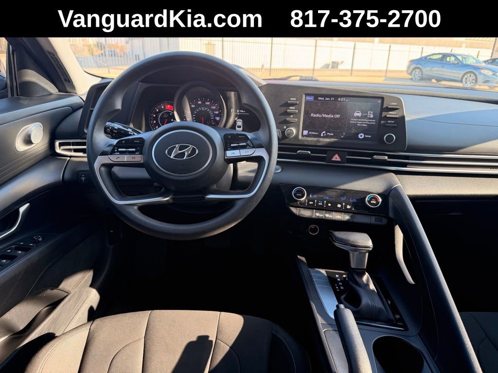 Used 2022 Hyundai Elantra SEL image 17