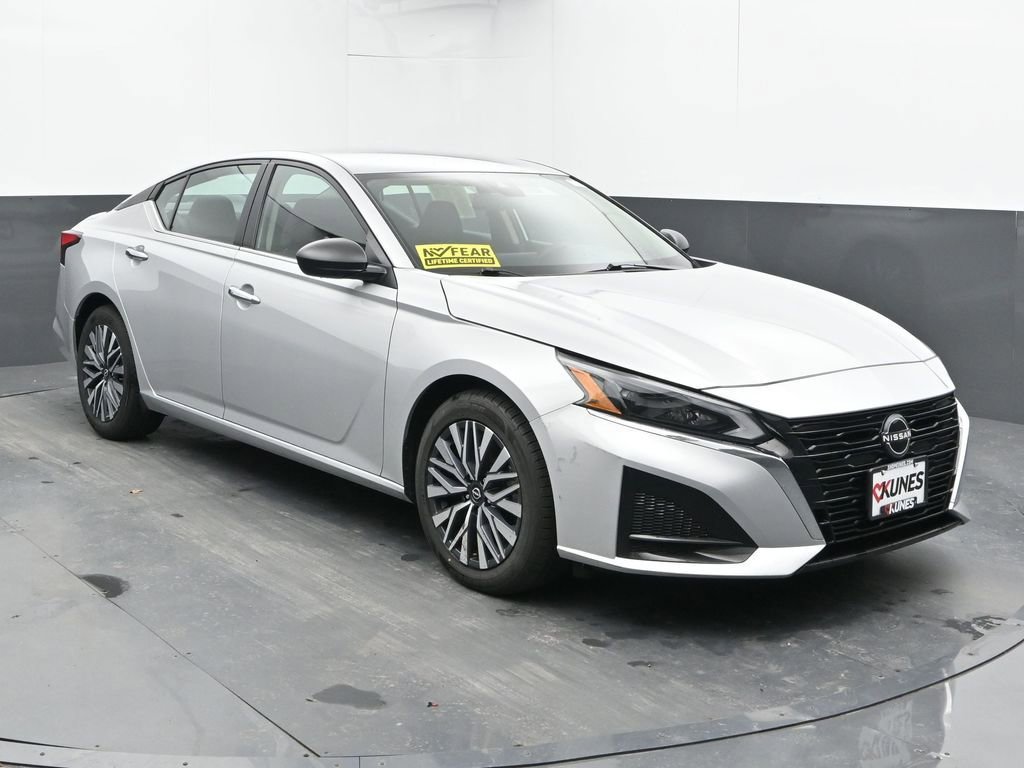 Used 2024 Nissan Altima 2.5 SV FWD image 3