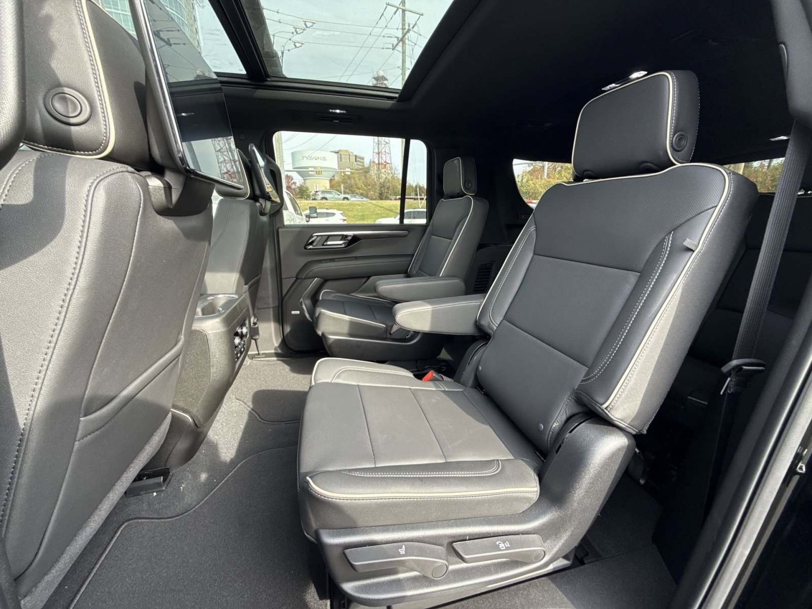 New 2026 Chevrolet Suburban Premier image 25