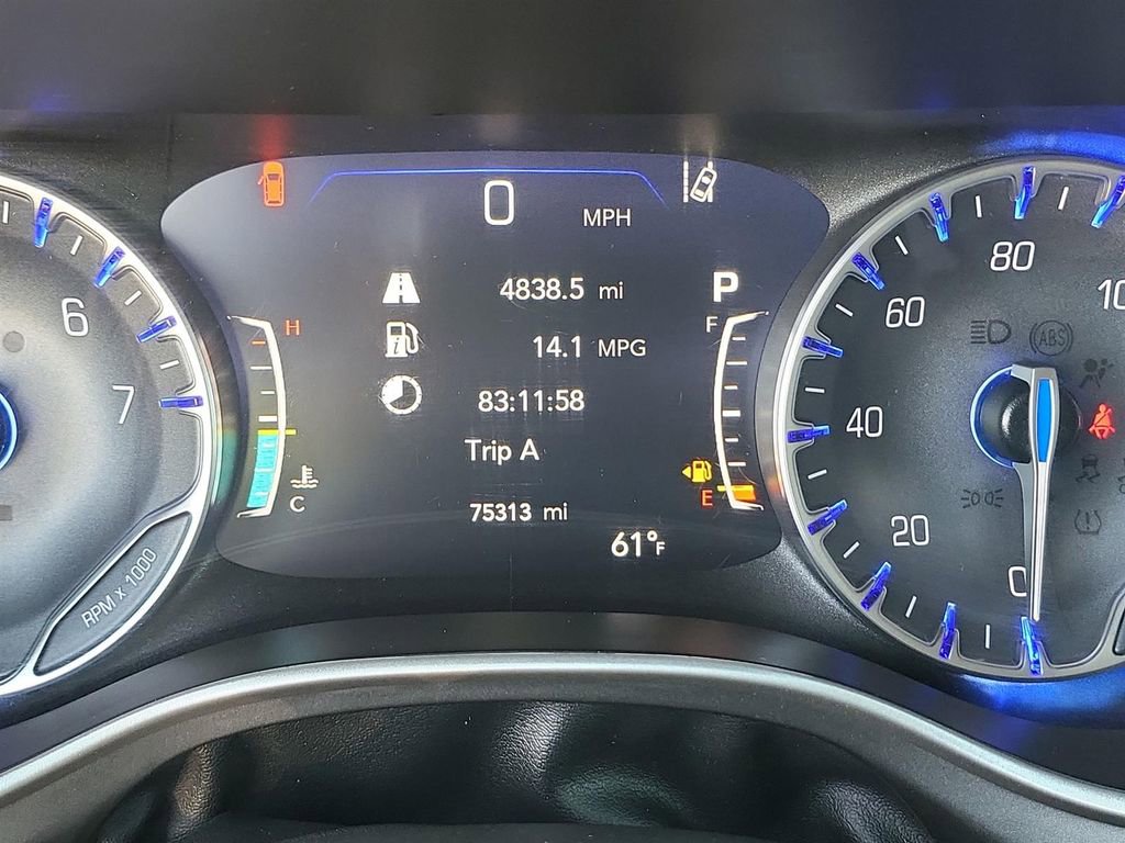 Used 2023 Chrysler Pacifica Touring-L FWD image 4