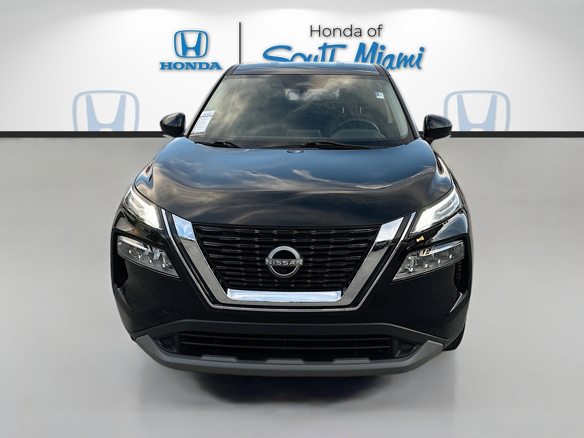 Used 2023 Nissan Rogue SV image 2