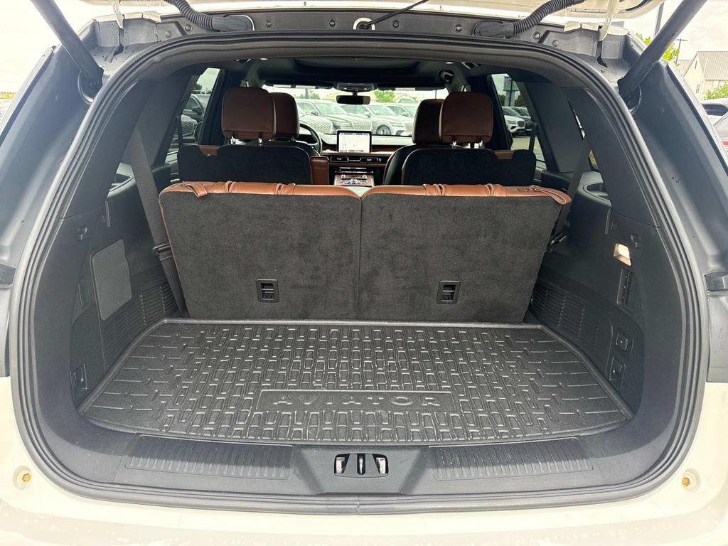 Used 2022 Lincoln Aviator Reserve w/ Equipment Group 201A AWD/4WD image 11