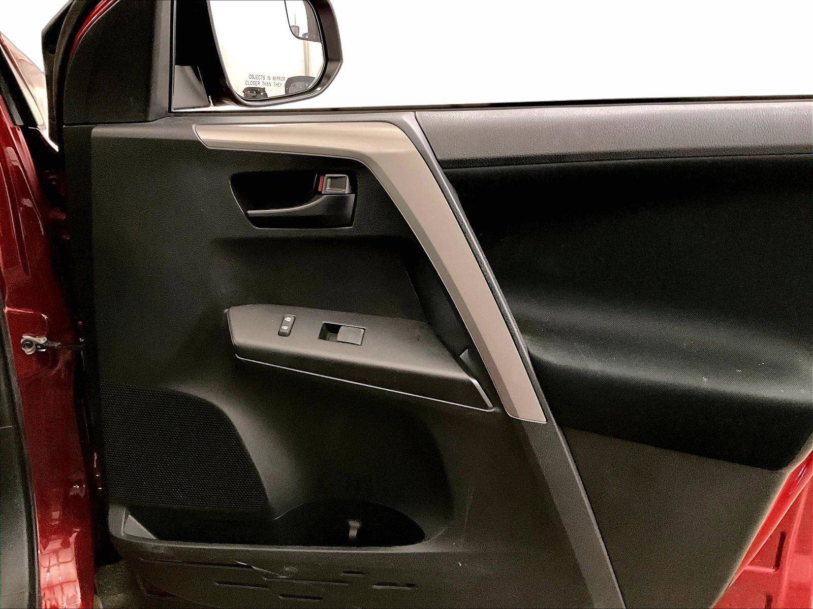 Used 2018 Toyota RAV4 LE FWD image 23