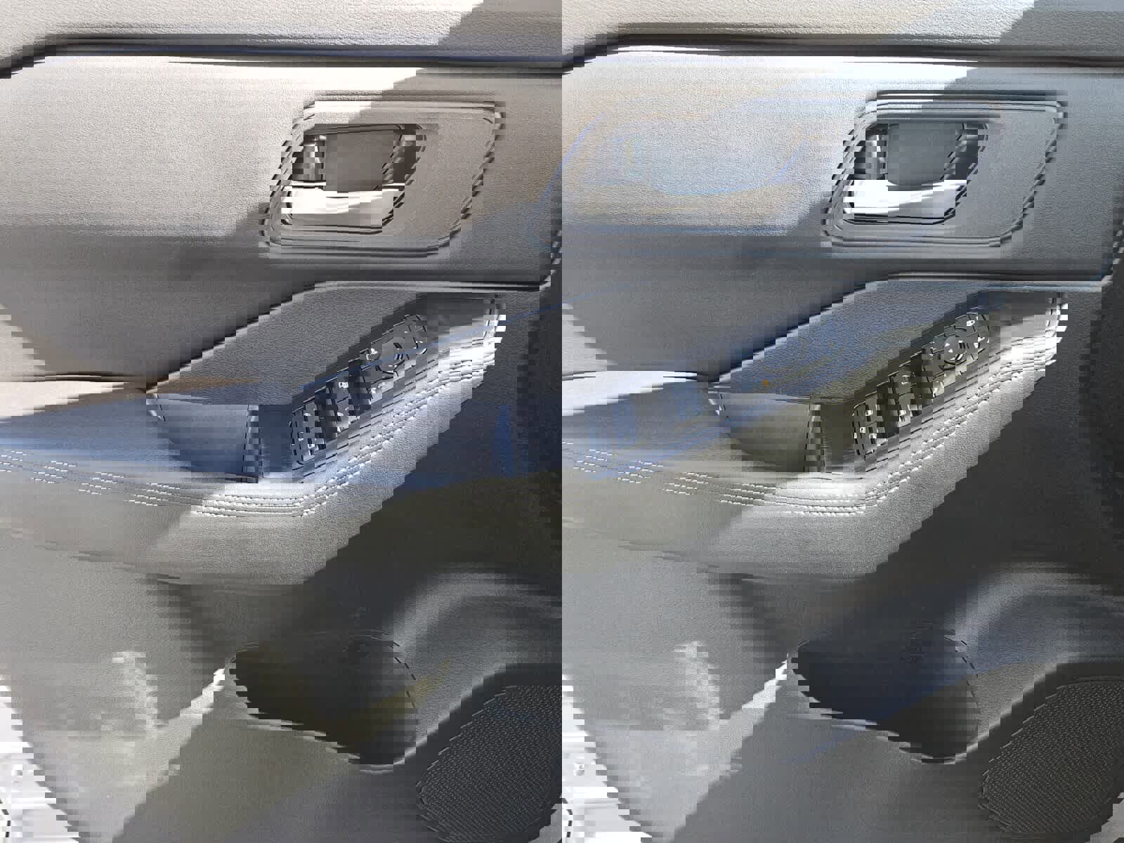 Used 2024 Nissan Rogue SV image 16