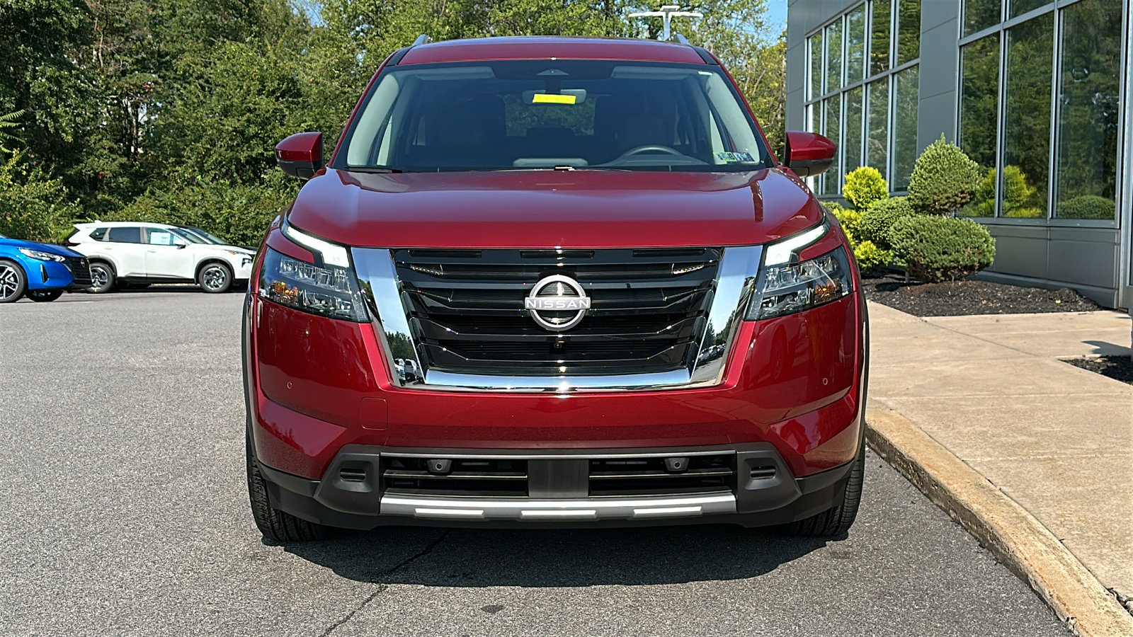 Certified 2025 Nissan Pathfinder SL image 3