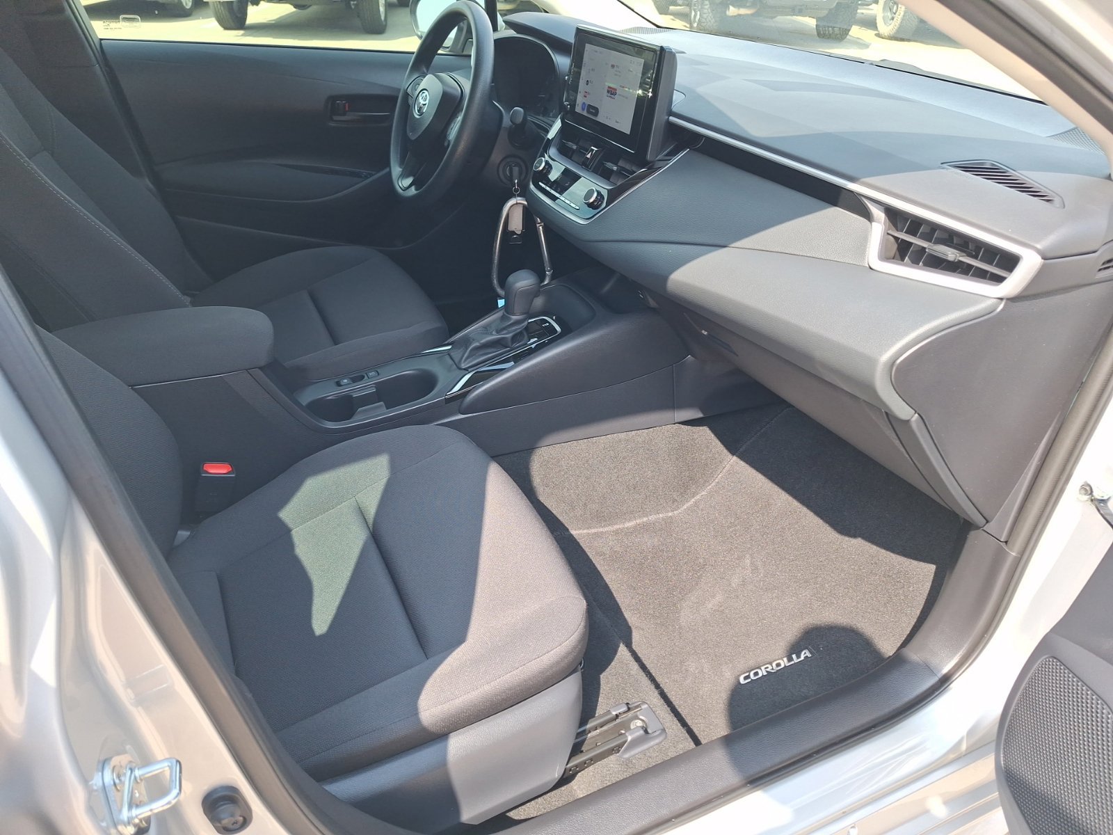 Used 2025 Toyota Corolla LE FWD image 32